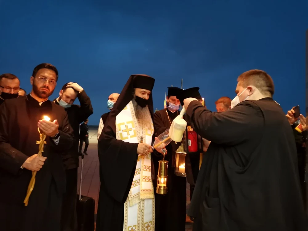 Lumina Sfântă de la Ierusalim a ajuns pe Aeroportul Timişoara FOTO Ş.Both