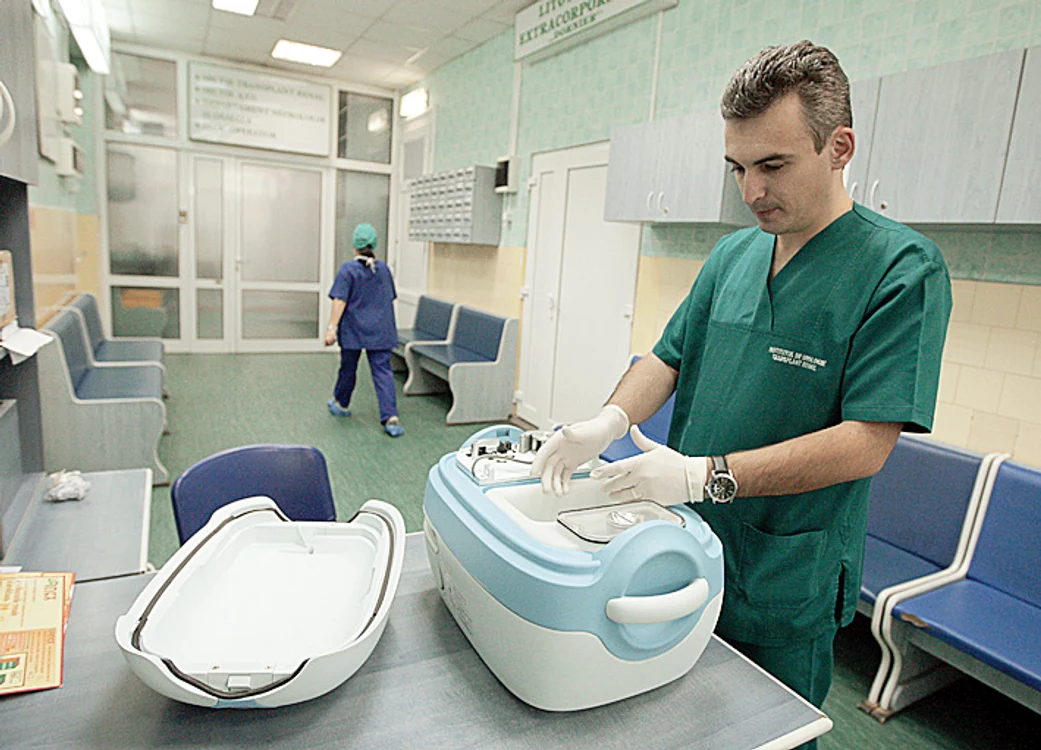 Doctorul Dan Luscalov, de la Institutul de Urologie din Cluj, a primit recipientul cu organul prelevat la Oradea