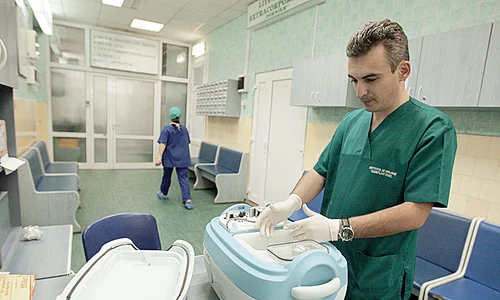 Doctorul Dan Luscalov, de la Institutul de Urologie din Cluj, a primit recipientul cu organul prelevat la Oradea jpeg