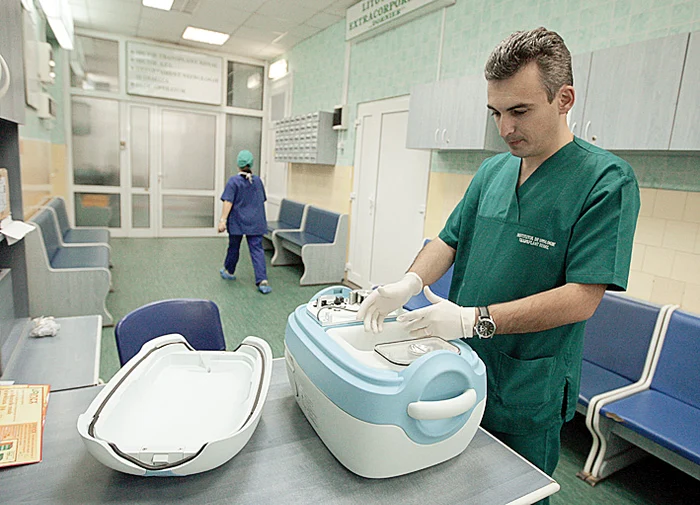 Doctorul Dan Luscalov, de la Institutul de Urologie din Cluj, a primit recipientul cu organul prelevat la Oradea