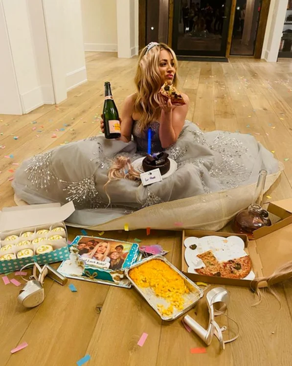 Actrița Kaley Cuoco a sărbătorit Globurile cu pizza și macaroanefoto: Instagram