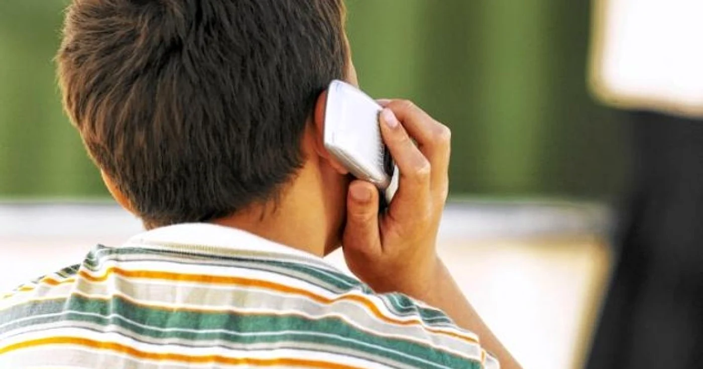 Deşi aproape trei sferturi dintre părinţi au afirmat că permit copiilor să ţină telefonul mobil şi alte dispozitive electronice în cameră, 35% au declarat că nu ştiu cât de des sunt folosite acestea. FOTO Shutterstock