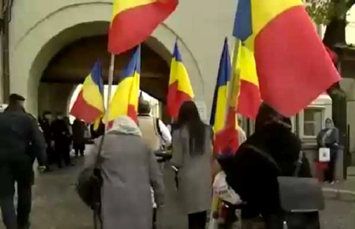 Pelerinii din provincie intrând nestigheriţi prin spatele Catedralei. Jandarmii nu i-au deramjat şi chiar i-au însoţit pe traseu FOTO Captură video digi24.ro.