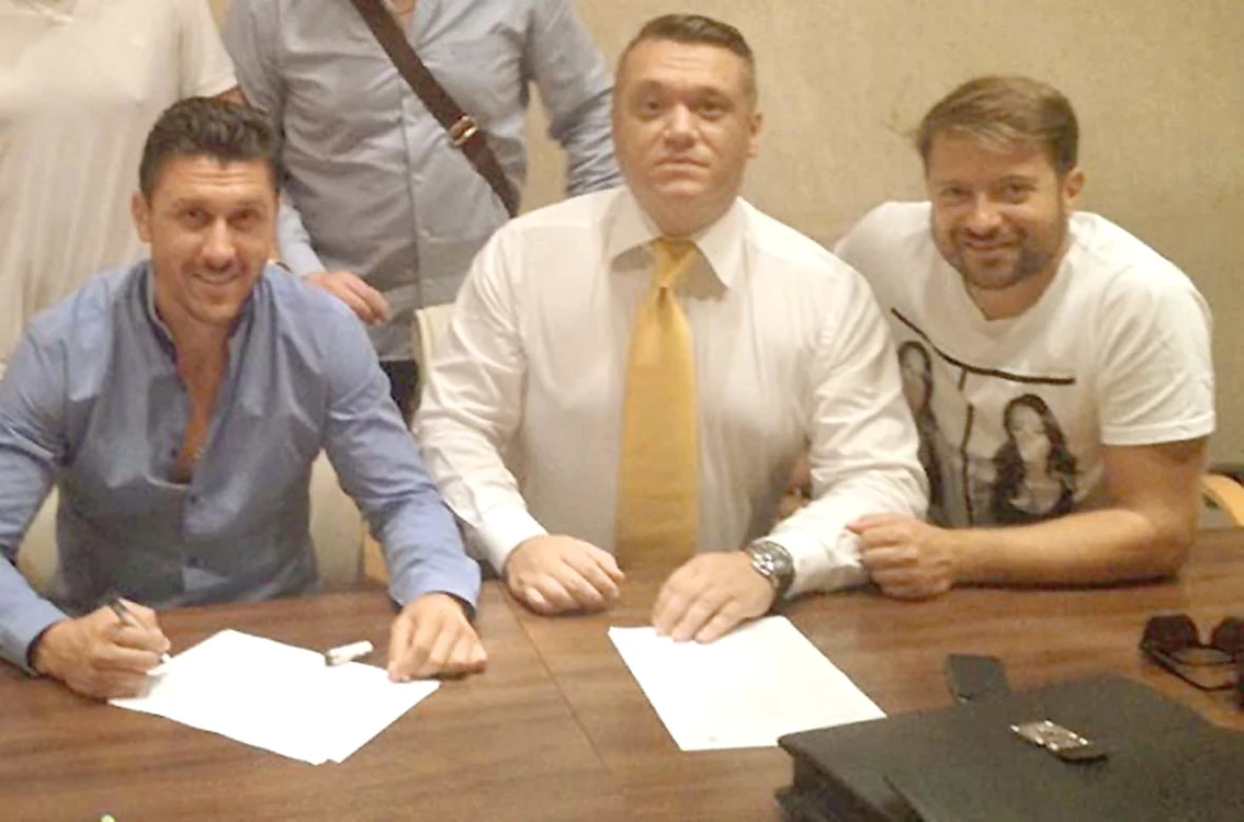 Ciprian a semnat contractul însoţit de un prieten şi un avocat