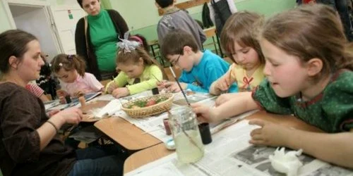 În anii precedenţi, sute de părinţi şi copii au participat la târgul micilor meşteşugari