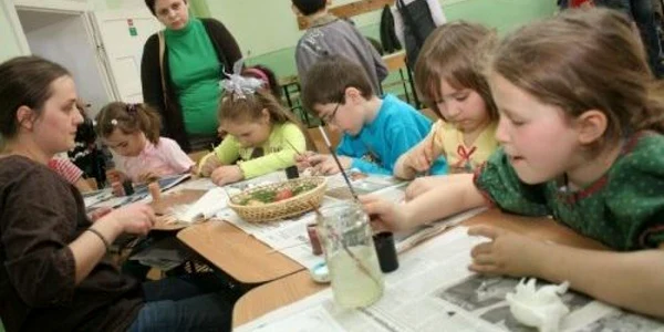 În anii precedenţi, sute de părinţi şi copii au participat la târgul micilor meşteşugari