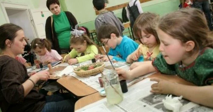 În anii precedenţi, sute de părinţi şi copii au participat la târgul micilor meşteşugari
