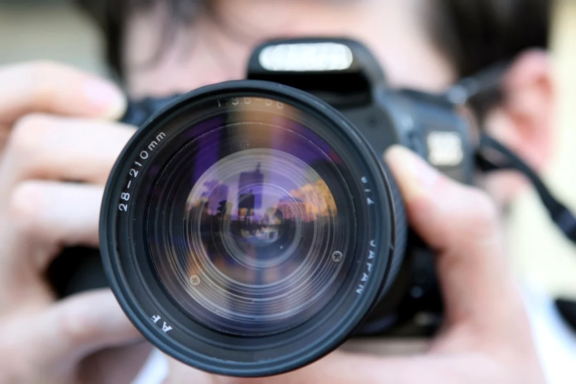 O tânără s-a trezit imaginea unui studio de videochat la şapte ani de când a pozat pentru un fotograf profesionist FOTO Shutterstock