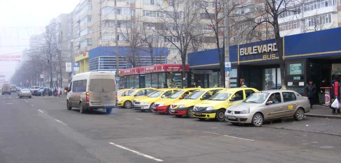 Taximetriştii aşteaptă cu orele un client