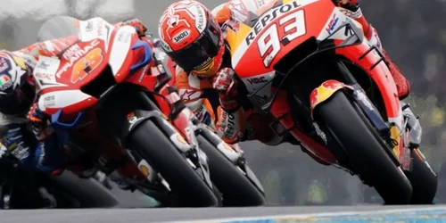 Pilotul spaniol Moto GP Marc Marquez (D) de la echipa Repsol Honda conduce plutonul în timpul Marelui Premiu de Motociclism al Franţei pe circuitul Le Mans din Franţa FOTO EPA-EFE / Eddy Lemaistre