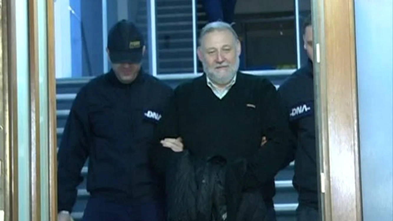 
    Răzvan Murgeanu a fost audiat timp de zece ore, după care a ieșit din sediul DNA cu cătușe captură: România Tv  