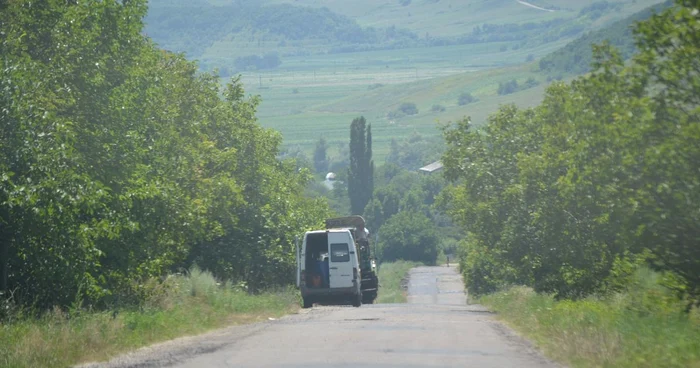 Mai bine de jumătate din comunele judeţului Bacău vor avea drumurile modernizate graţie contractelor de finanţare semnate în această vară FOTO Mircea Merticariu