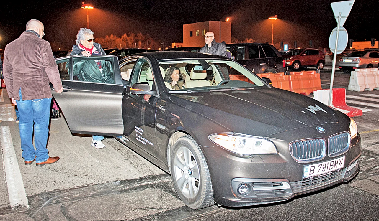 
    Italianul a vrut să admire  Bucureștiul de la bordul acestei  limuzine de lux, marca BMW  