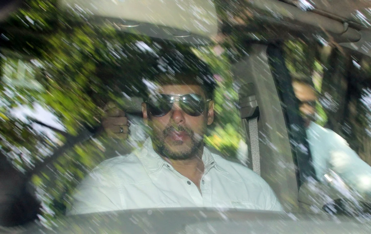 Salman Khan a venit la tribunal cu ochelari de soare şi nebărbierit. Judecătorii nu au fost impresionaţi