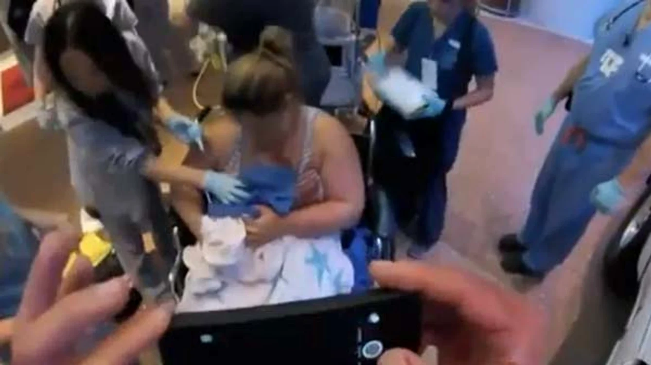 
    Kristin Dickerson a născut în faţa spitalului  