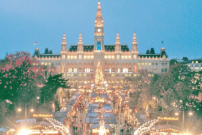 Primele căsuţe din cele 75 au  fost deja montate în piaţeta  de deasupra parcării de la Universitate