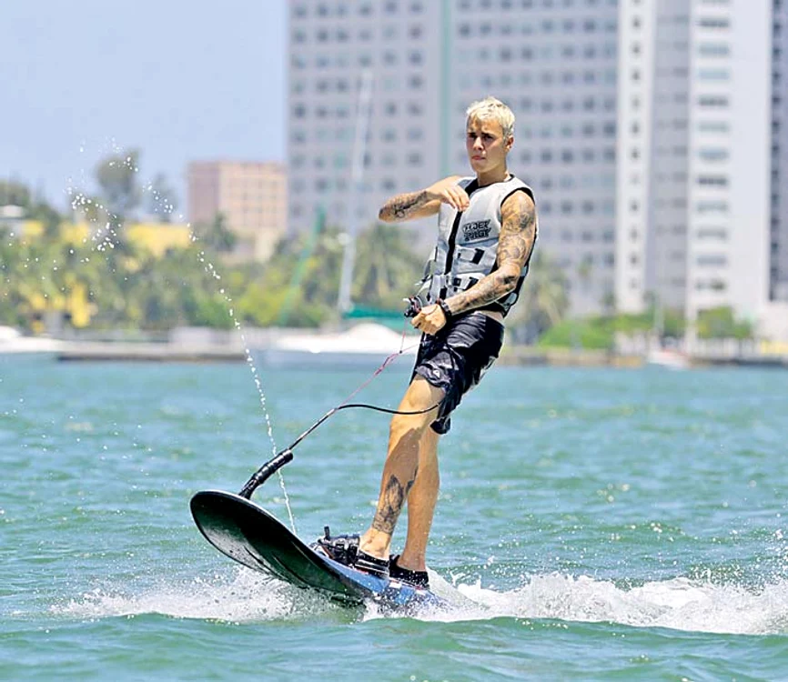 Justin Bieber a făcut sporturi nautice la Miami