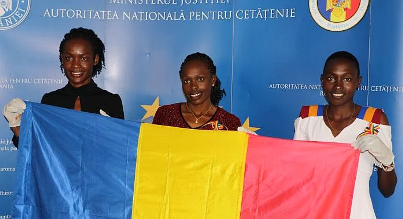 Joan Chelimo, Stella Ruto și Delvine Meringor (de la stânga spre dreapta) s-au pozat cu drapelul RomânieiFoto: FR Atletism