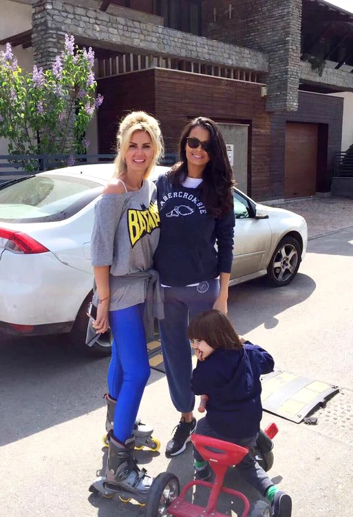 Andreea și Anca sunt vecine într-un cartier luxos