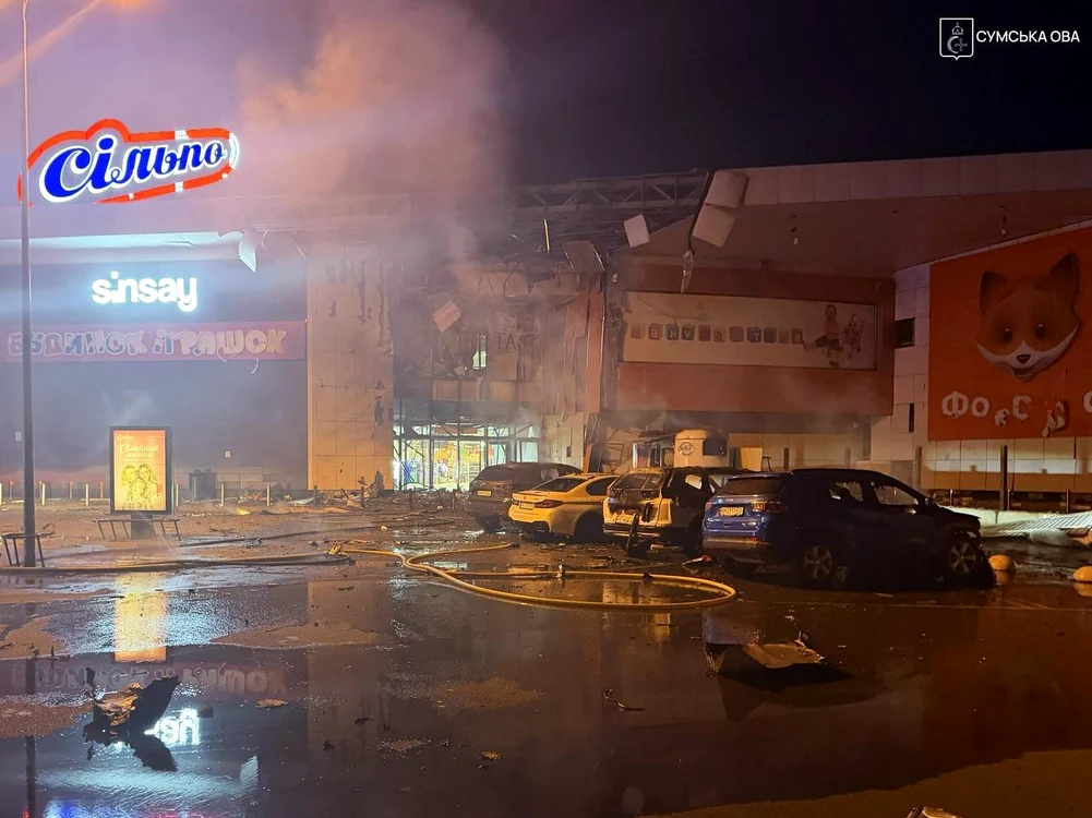 Centrul comercial Manufactura din SUmi, lovit de drone rusești