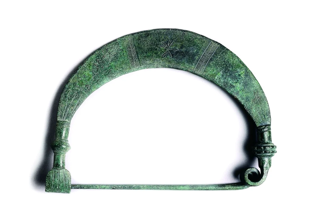 Fibulă de secol VII a.Chr., cu ornament solar (© Getty Images)