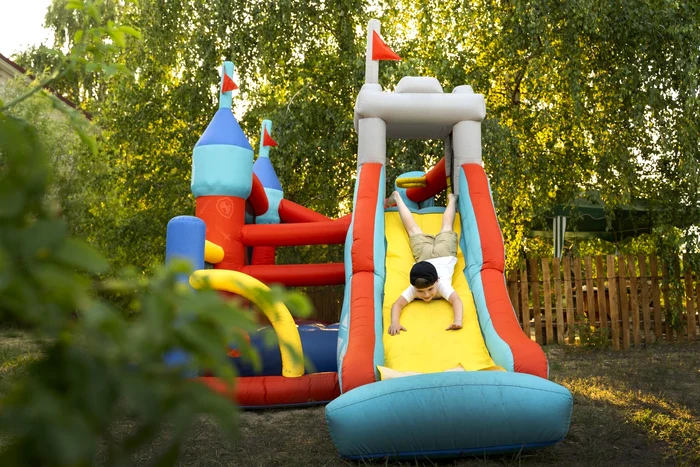Tragedie la un loc de joacă! O fetiță a murit sufocată într-un castel gonflabil / Foto: Freepik
