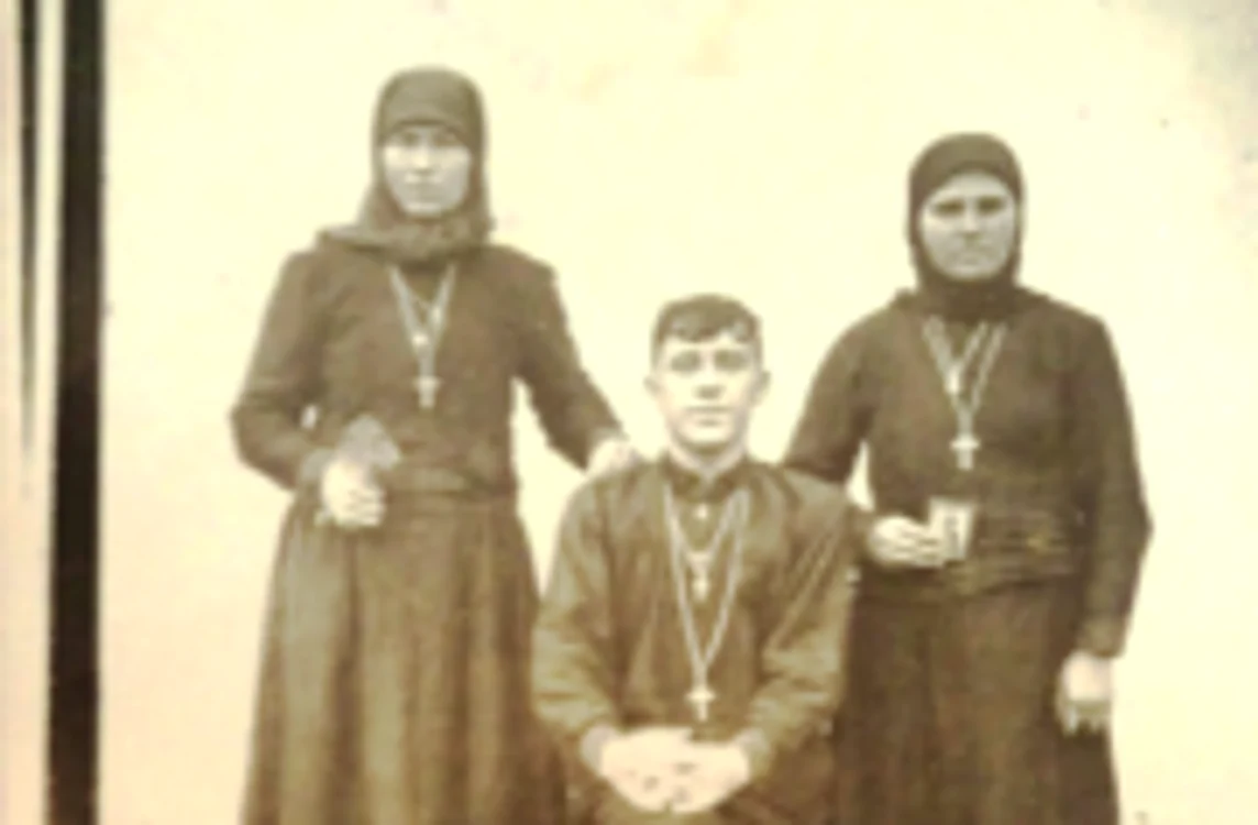 Gheorghe Zgherea împreună cu două adepte ale curentului inochentist FOTO: dosar SIS