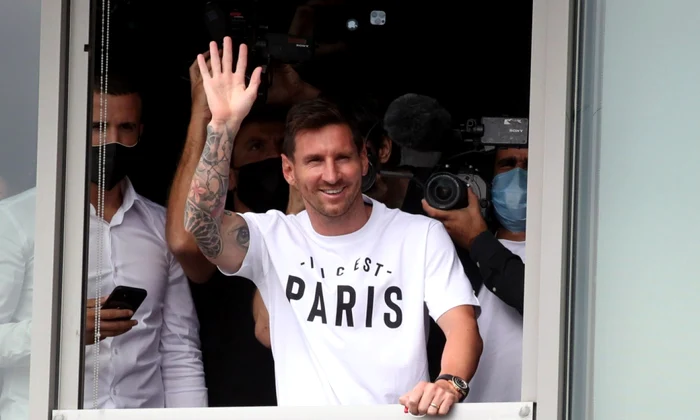 Aşa a apărut Messi, în faţa suporterilor PSG. FOTO: Twitter @infobaedeportes