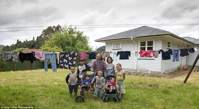 Familie din Ohura, Noua Zeelandă. FOTO Tony Carter/Daily Mail