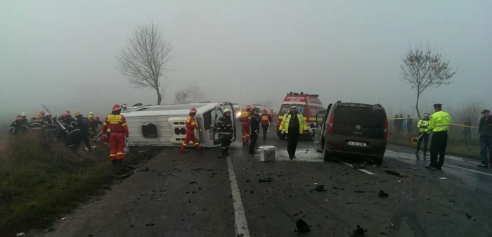 Trei persoane au murit, pe 19 noiembrie, într-un accident în care a fost implicat un microbuz, pe DN2. 15 răniţi au fost transportaţi la spital. FOTO ISU