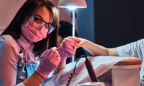 + manichiuristă jpg