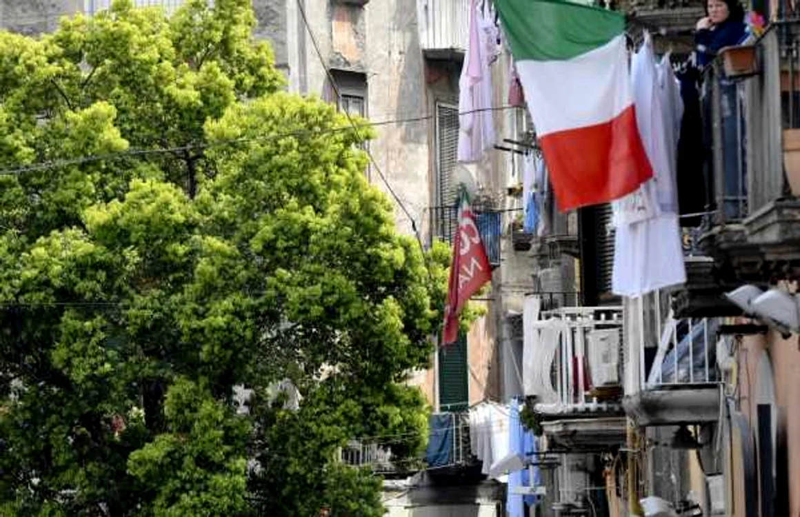 Aglomeraţie pe timpul carantinei de coronavirus în Napoli Italia FOTO EPA-EFE / Ciro Fusco