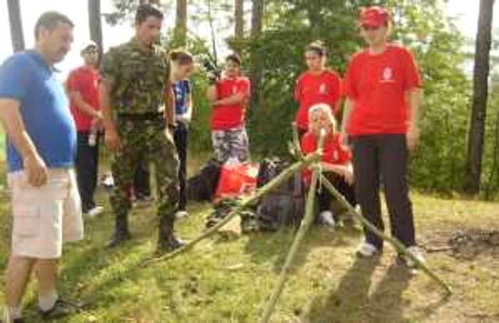 Tinerii au fost instruiţi de cadrele militare cum să supravieţuiască în pădure FOTO: DJST