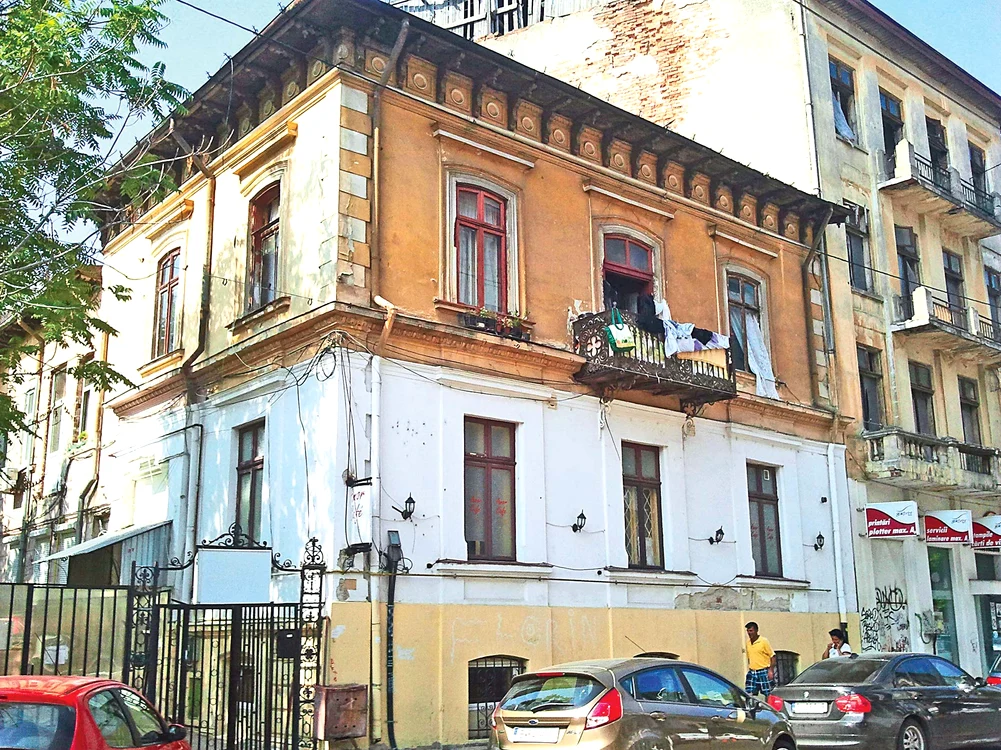 
    Casa cu 7 apartamente de pe  str. Grigore Cobălcescu nr. 27 a fost construită în 1905. Deși  e șubredă, nu mai are bulinăFoto: Dan L. Brumar  