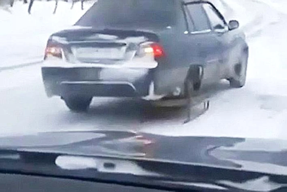 
    Maşina a mers perfect  pe carosabilul îngheţat  