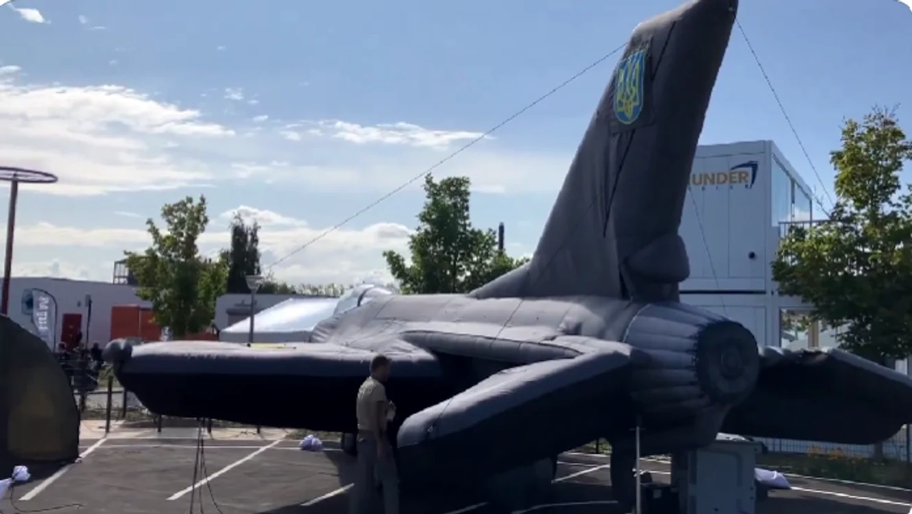 Versiune gonflabilă a unui avion F-16 FOTO Captură