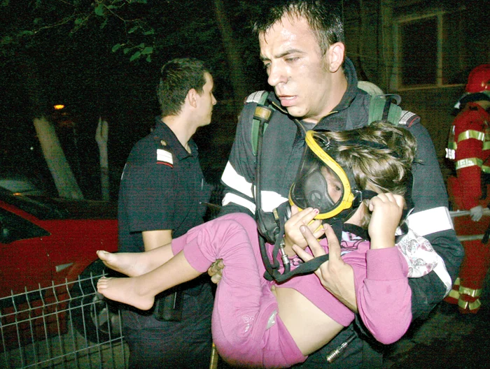 
    Pompierii au scos  copiii cu măşti  de gaze pe feţe  