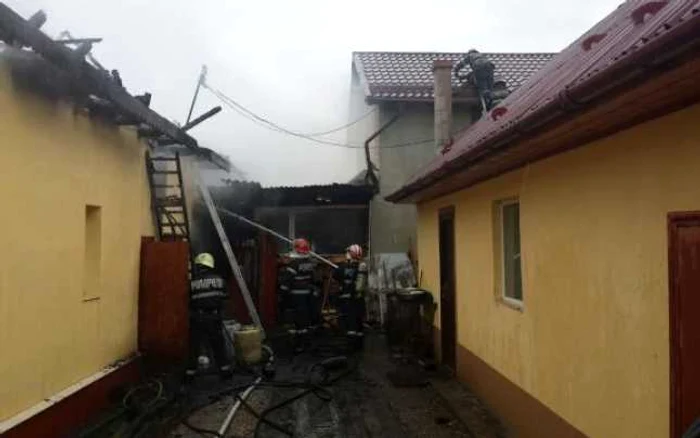 Incendiul a afectat şi o anexă a gospodăriei FOTO ISU Braşov