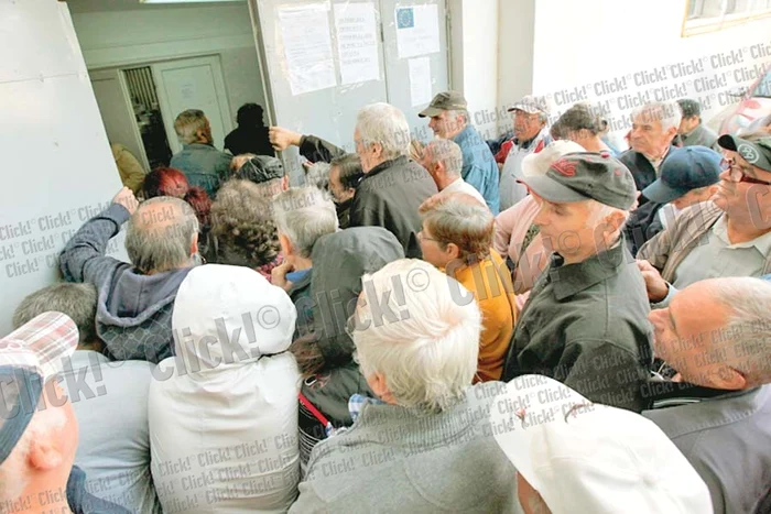 Unii şi-au cărat uleiul, făina şi alte alimente cu taxiul (Fotografii: Server Gheorghe )