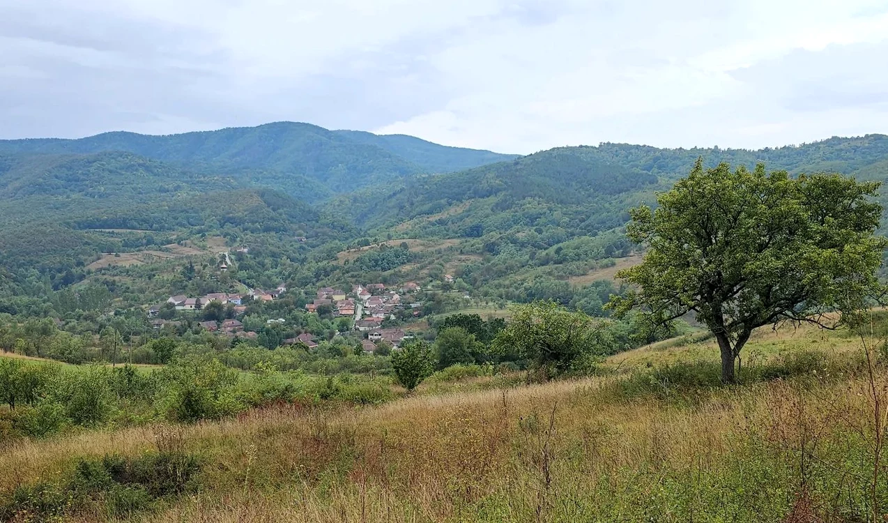 Satul din România, uitat de lume, unde locuiesc 8 oameni.