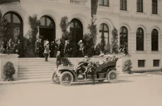 Sosirea Principelui Mostenitor Ferdinand și a Principesei Maria la inaugurarea Muzeului Antipa din 24 mai 1908 (foto: Muzeul Naţional de Istorie Naturală „Grigore Antipa”)