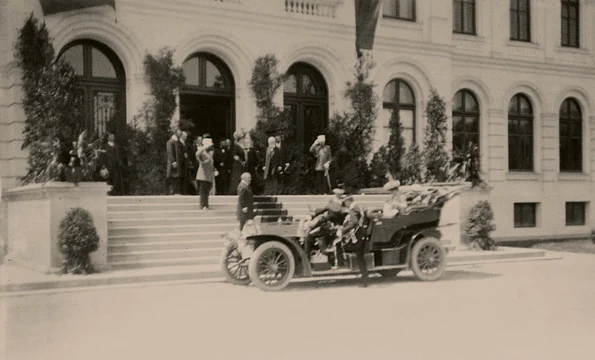 Sosirea Principelui Mostenitor Ferdinand și a Principesei Maria la inaugurarea Muzeului Antipa din 24 mai 1908 (foto: Muzeul Naţional de Istorie Naturală „Grigore Antipa”)