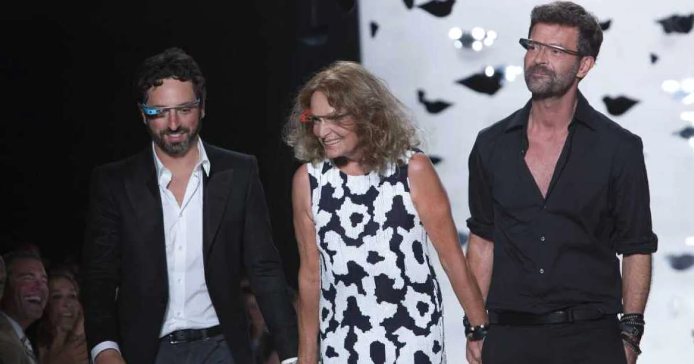 Sergey Brin de la Google şi Diane von Furstenberg, „dotaţi“ cu ochelari Google FOTO Reuters