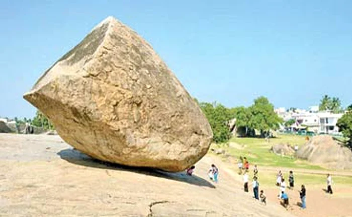 
    Stânca are 6 metri  înălţime şi 5 metri diametru  