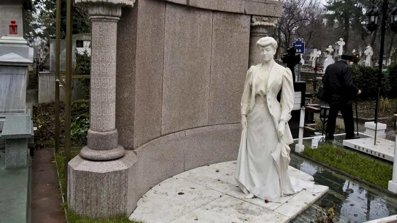 Doamna cu Umbrelă, din Cimitirul Bellu