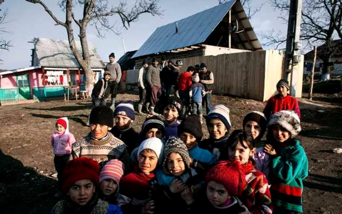 Copii de etnie romă din Poiana Negustorului (18 martie, 2013) FOTO Mugur Varzariu