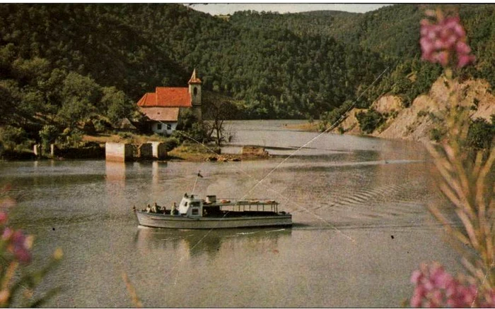 Biserica în anii '60. Ilustrată. Foto: delcampe.net
