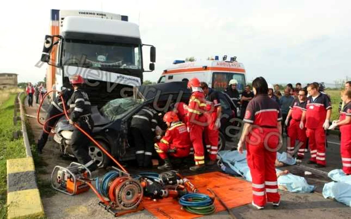 Cinci femei au murit după ce au intrat cu maşina sub un tir, pe DN 13, la ieşirea din Braşov