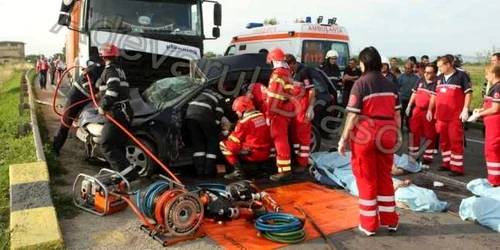 Cinci femei au murit după ce au intrat cu maşina sub un tir, pe DN 13, la ieşirea din Braşov