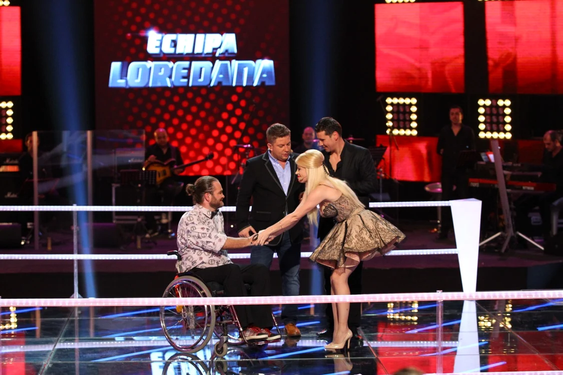 Florin Mândru, imobilizat într-un scaun cu rotile, a cântat cu „sufletul“ şi a convins-o pe Loredana că merită să rămână în competiţie FOTO Pro TV